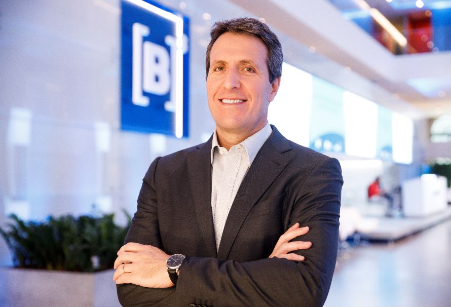 Depois de anos fazendo de conta que nada vê, ele larga a bucha. Conseguiu um emprego melhor e mais rentável…ou não…quando soltarem o novo presidente da B3 saberemos se foi uma decisão ou um convite para se retirar…